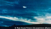 UFO comprising a ring of lights, photographed in the evening sky by Fred and Phyll Dickeson of Timaru, New Zealand Date: 27 October 1979 (Mary Evans Picture Library) || Nur für redaktionelle Verwendung