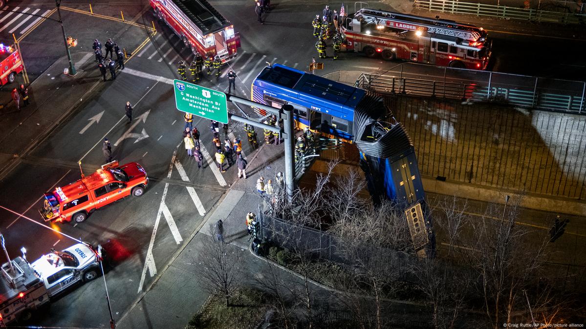 Autobús en Nueva York queda colgado de un puente – DW – 15/01/2021