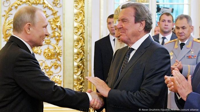 Der russische Präsident Wladimir Putin und der ehemalige deutsche Bundeskanzler Gerhard Schröder