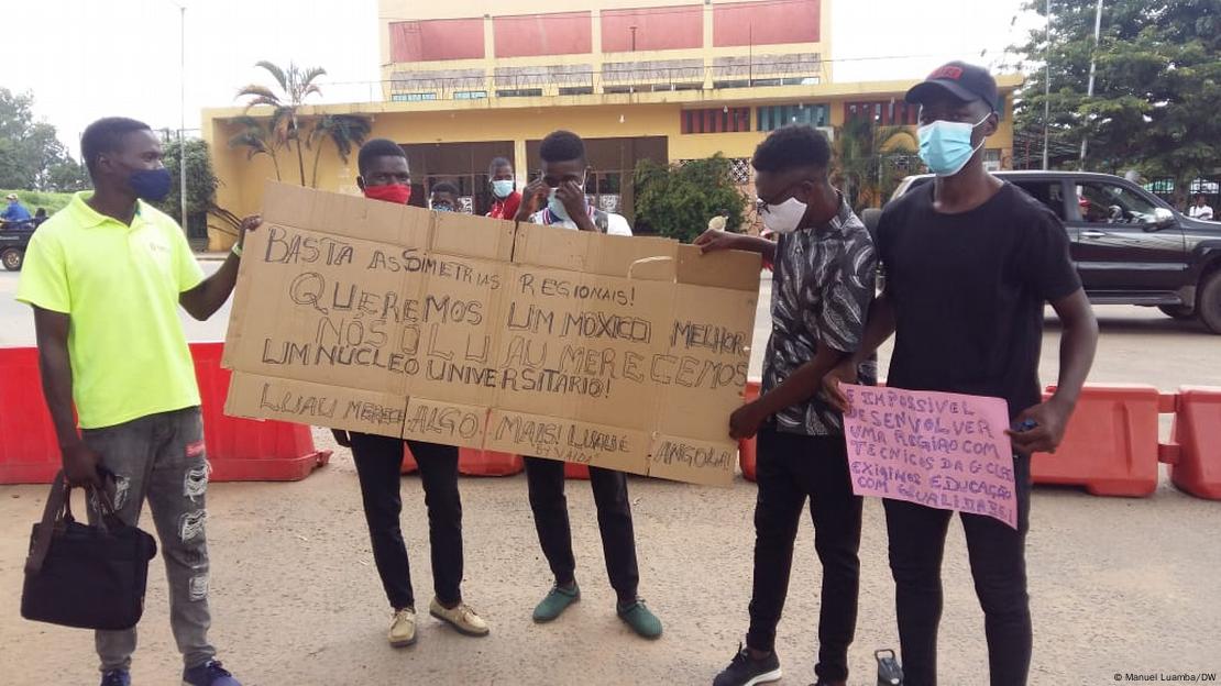 Protesto de jovens em Luanda, em 2021, contra as fracas infraestruturas do país