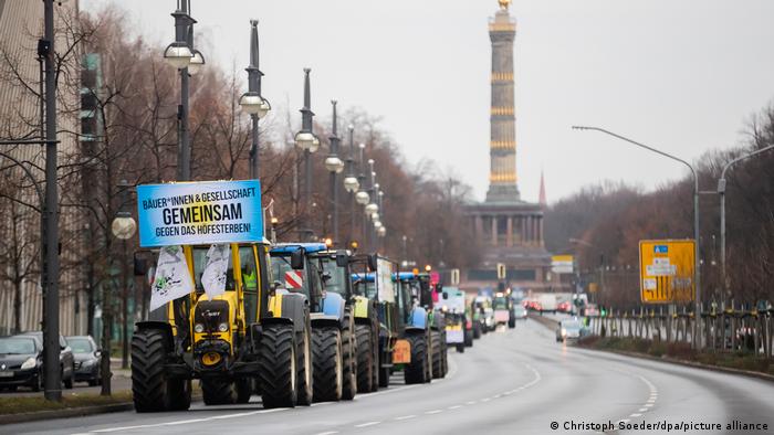 Tractors driving past Berlin's Victory Column (Siegessäule)