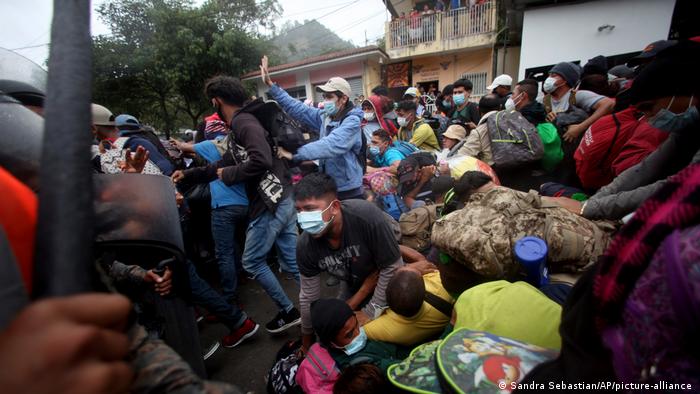 Foto de caravana de migrantes detenida por la Policía de Guatemala