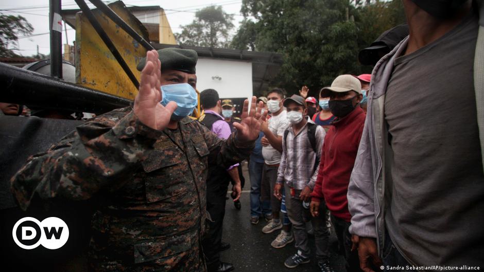 thousands-of-migrants-cross-guatemala-in-us-bound-caravan-dw-17-01-2021