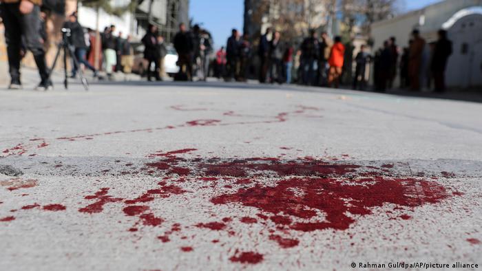 Blutflecken auf dem Boden in Kabul nach einem Anschlag auf zwei Richterinnen im Januar 2021