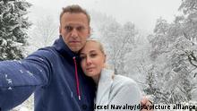 Das Selfie-Foto, das der russische Oppositionelle Alexej Nawalny veröffentlicht hat, zeigt ihn mit seiner Frau Julia. Fünf Monate nach seiner Vergiftung will der Kremlkritiker Nawalny am 16.01.2021 von Deutschland nach Russland zurückkehren - wo ihm die direkte Festnahme droht. +++ dpa-Bildfunk +++