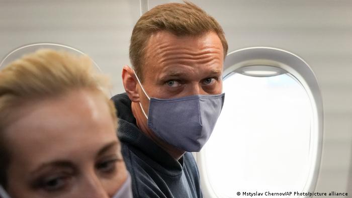 Alexei Navalny, junto a su esposa, en el avión que le llevó a Moscú el domingo.