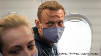 Алексей Навальный на борту самолета, вылетевшего в Москву