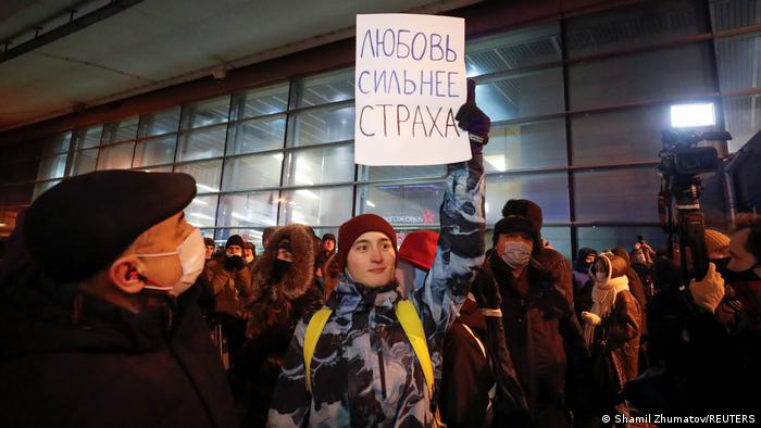 Russland Moskau | Flughafen Vnukovo | erwarteter Rückflug Alexej Nawalny | Anhänger