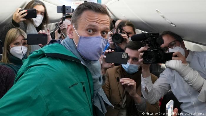 Алексей Навальный в самолете в Москву из Германии, где он лечился после отравления