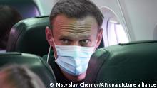 Kremlgegner Alexej Nawalny sitzt mit Mund-Nasen-Schutz in einem Flugzeug der Fluggesellschaft «Pobeda», um nach Moskau zu fliegen. Nawalny hielt sich für die Behandlung nach seiner Vergiftung für fast fünf Monate in Deutschland auf. Der 44-Jährige gilt als der prominenteste Gegner des russischen Präsidenten Putin. Nawalny will seinen politischen Kampf gegen Putin fortsetzen. +++ dpa-Bildfunk +++