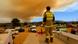 Foto de un bombero frente a un cielo lleno de humo por incendios en Chile Foto de un bombero frente a un cielo lleno de humo por incendios en Chile
