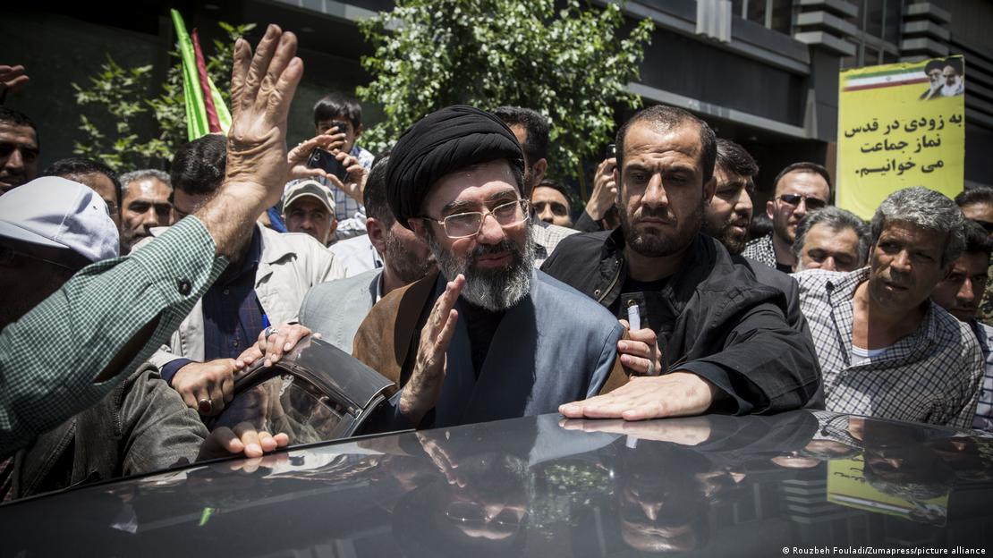 اسرائیلی حملے کے بعد مجتبیٰ خامنہ ای کا نام اپنے والد کے ممکنہ جانشین کے طور پر دوبارہ زیر گردش ہے