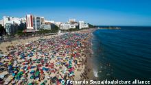 Strandbesucher drängen sich am Arpoador Beach. Brasilien mit seinen 210 Millionen Einwohnern ist eines der am härtesten von der Corona-Pandemie betroffenen Länder.