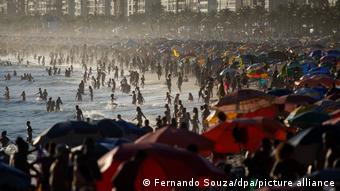 Φίσκα η παραλία Ιπανέμα στο Ρίο ντε Τζανέιρο αυτές τις ημέρες - παρά τον υψηλό αριθμό θανάτων που σχετίζονται με τον κορωνοϊό Φίσκα η παραλία Ιπανέμα στο Ρίο ντε Τζανέιρο αυτές τις ημέρες - παρά τον υψηλό αριθμό θανάτων που σχετίζονται με τον κορωνοϊό