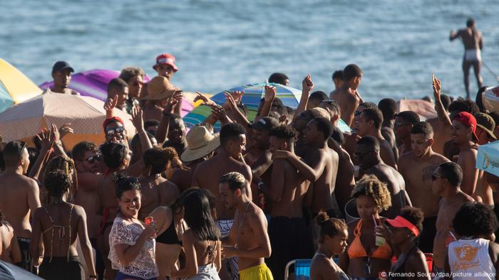 Praia de Ipanema lotada no Rio de Janeiro