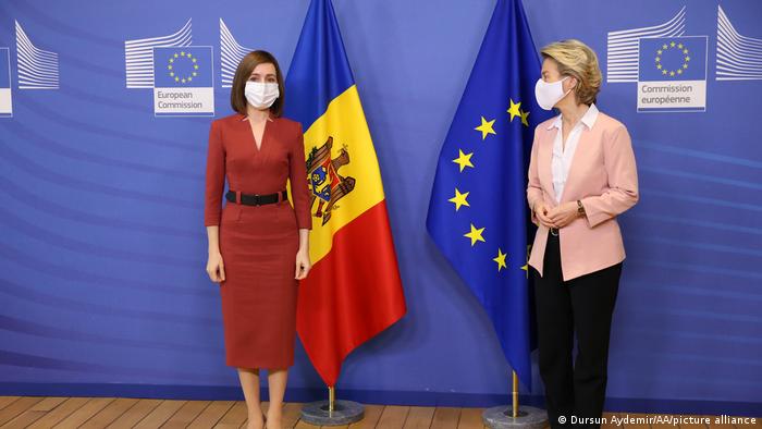 Maia Sandu, presidenta de Moldavia (izquierda) y Ursula von der Leyen, presidenta de la Comisión Europea