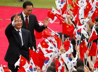 中国总理温家宝抵达韩国访问