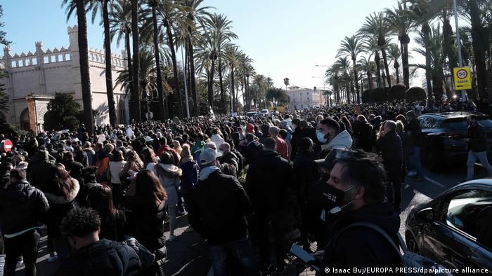 Picture of mass protests held in front of the seat of the regional government in Palma de Mallorca in January 2021