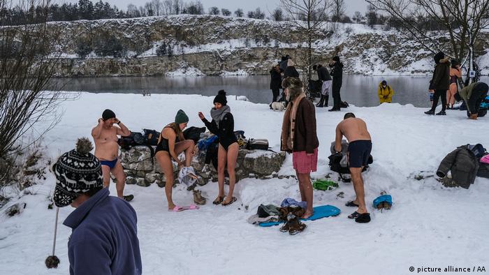 Bañistas en la nieve.