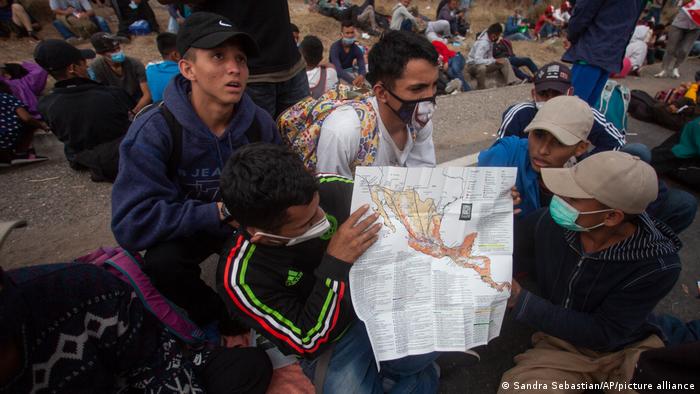 Jóvenes migrantes de Guatemala camino a Estados Unidos.