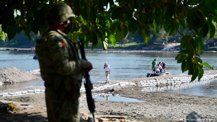 Soldado armado monta guarda no rio Suchiate, na fronteira entre o México e a Guatemala