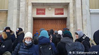Люди перед зданием суда, где рассматривалось дело Азата Мифтахова Люди перед зданием суда, где рассматривалось дело Азата Мифтахова