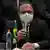 Eduardo Pazuello, ex-ministro da Saúde, fala ao microfone usando máscara