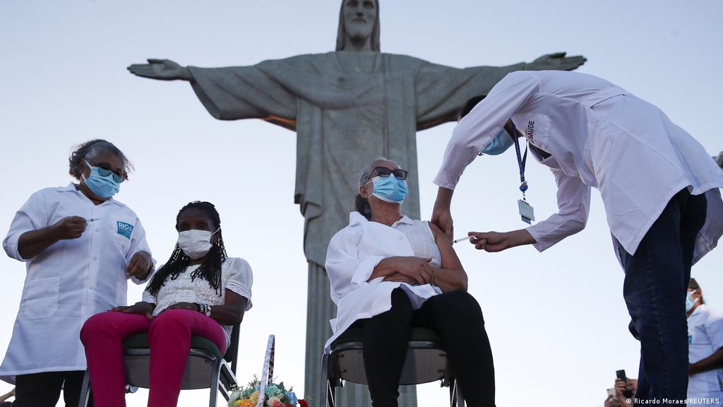 Río de Janeiro aplica las primeras vacunas a los pies del Cristo Redentor |  Las noticias y análisis más importantes en América Latina | DW | 18.01.2021