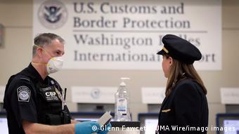 Сотрудники службы безопасности в аэропорту Вашингтона