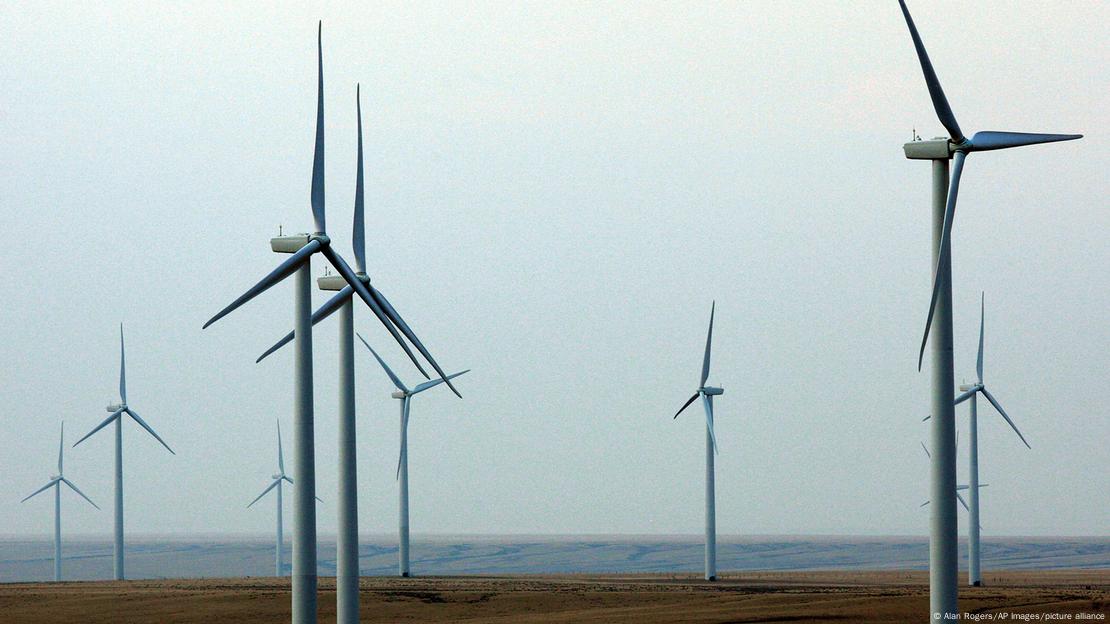 Windräder in einer wüstenartigen Landschaft