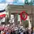 Extremistas exibem símbolo da teoria QAnon durante protesto contra as medidas anticoronavírus em Berlim