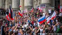 Demonstranten besetzen die Stufen vor dem Bundestag und Proklamieren einen Sturm auf den Reichstag und schwengen Reichsflaggen und rufen eine Revolution aus. Versammlung für die Freiheit - Berlin invites Europe am 29.08.2020 in Berlin *** Demonstrators occupy the steps in front of the Bundestag and proclaim a storm on the Reichstag and wave Reich flags and call for a revolution Assembly for Freedom Berlin invites Europe on 29 08 2020 in Berlin 