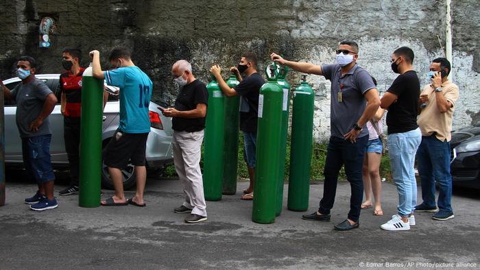 Em meados de janeiro, familiares de pacientes com covid-19 hospitalizados em Manaus fazem fila para encher cilindros de oxigênio vazios Em meados de janeiro, familiares de pacientes com covid-19 hospitalizados em Manaus fazem fila para encher cilindros de oxigênio vazios