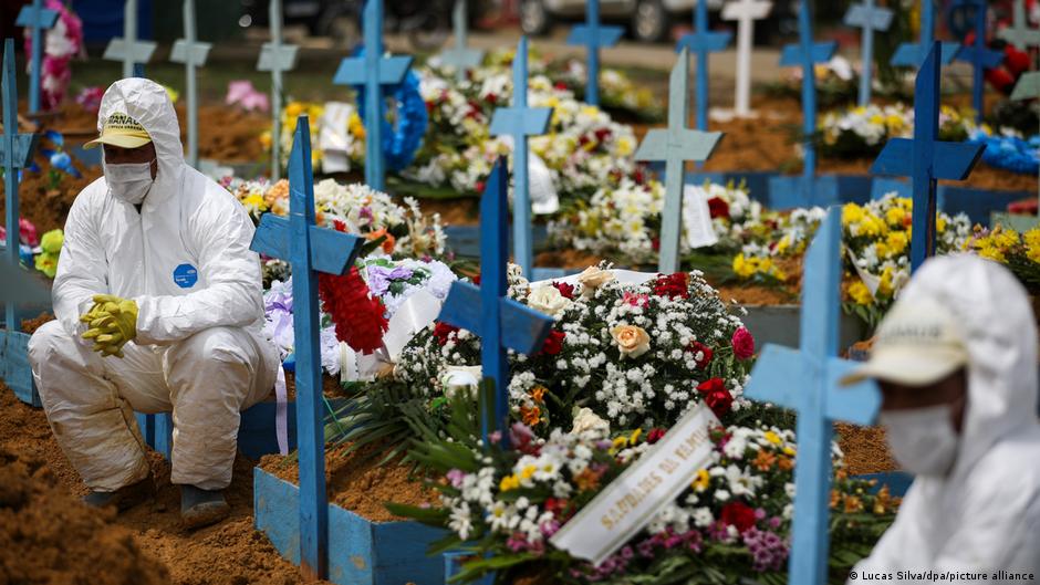 Brasilien Beerdigung von Corona-Toten
