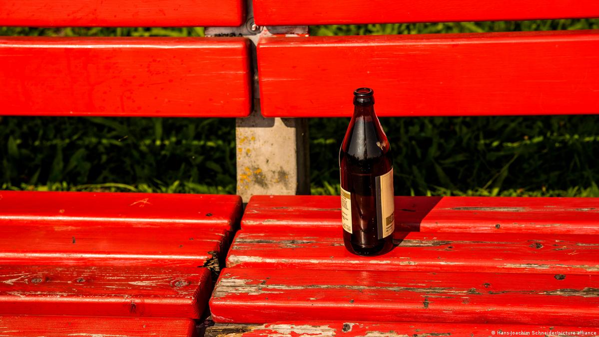 Berlin Two men steal car to redeem recyclable bottles DW 01/30/2022