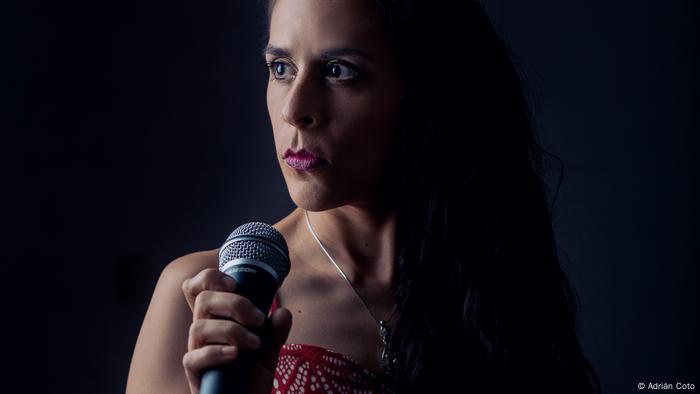 Amanda Quesada: cantante costarricense de balada pop.