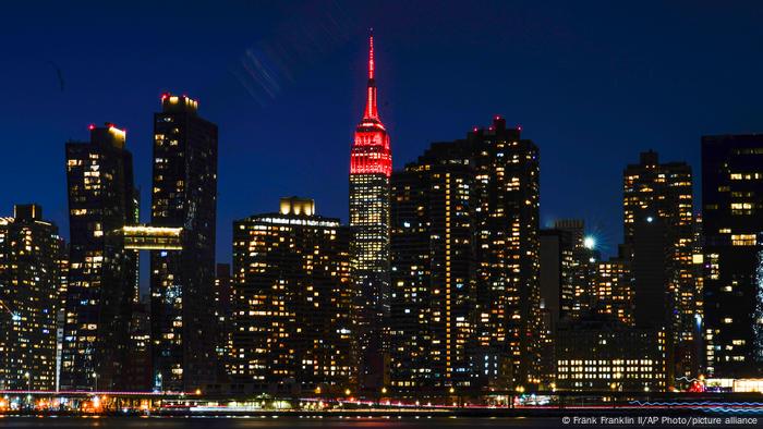 Die Spitze des Empire State Building leuchtet blutrot, um an die Opfer der Corona-Pandemie zu erinnern.
