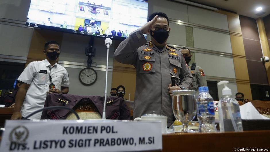 Jokowi Izinkan Rencana Kapolri Rekrut 56 Pegawai KPK yang Tak Lolos TWK | INDONESIA: Laporan topik-topik yang menjadi berita utama | DW - Vimarsana News