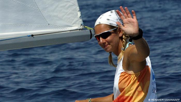 Sofia Bekatorou winkt, als sie und ihre Teamkollegin (nicht im Bild) bei den Olympischen Spielen 2004 in Athen beim neunten Zweihand-Beiboot-Rennen der Frauen die Ziellinie überqueren