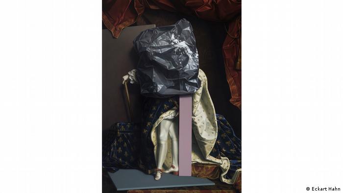 Αυτό το έργο του καλλιτέχνη Έκαρντ Χαν απεικονίζει με σχετική ειρωνία τον Λουδοβικο 14ο. Παρά τη μαύρη σακούλα σκουπιδιών, με την οποία κρύβεται το κεφάλι του, αναγνωρίζει κανείς εύκολα τον βασιλιά Ήλιο από την πόζα του. Τα κόκκινα τακούνια του ήταν ένα σύμβολο κοινωνικής θέσης, φήμης και πλούτου.