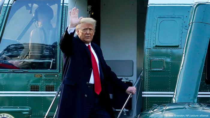 Donald Trump acena ao embarcar em helicóptero