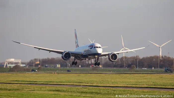 Niederlande Flugzeug von British Airways landet im Flughafen Amsterdam Schiphol 