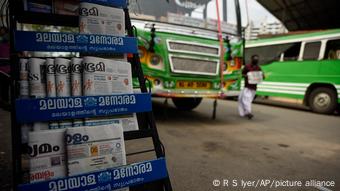 Indien Kerala | Coronakrise: Zeitungsstand