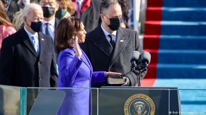 Kamala Harris yemin ederek, başkan yardımcılığı görevine resmen başladı