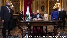  US President Joe Biden signs three documents including an Inauguration declaration, cabinet nominations and sub-cabinet noinations in the Presidents Room at the US Capitol after the inauguration ceremony to making Biden the 46th President of the United States in Washington, DC on January 20, 2021. Pool PUBLICATIONxINxGERxSUIxAUTxHUNxONLY WAX202101201017 JIMxLOxSCALZO