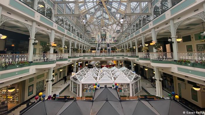 St Stephen's Green, normalmente um dos shoppings mais movimentados de Dublin, encontra-se vazio durante o terceiro lockdown na Irlanda para conter o coronavírus