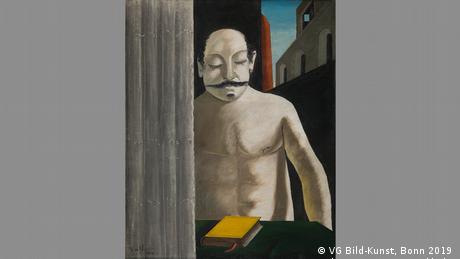Ο τίτλος αυτού του έργου του Ντε Κίρικο εγείρει ερωτήματα. Ο πίνακας δείχνει έναν γυμνό άνδρα και μπροστά του ένα κίτρινο βιβλίο πάνω στο τραπέζι. Κρατά τα μάτια του κλειστά σαν να θέλει να νιώσει τον παλμό του χρόνου. Ο Ντε Κίρικο (1888-1978) έδωσε μορφή στα λόγια του Νίτσε για την ύπαρξη και τη γλώσσα της έκφρασης των πραγμάτων. Ο ζωγράφος είχε σπουδάσει γερμανική φιλοσοφία στο Μόναχο.