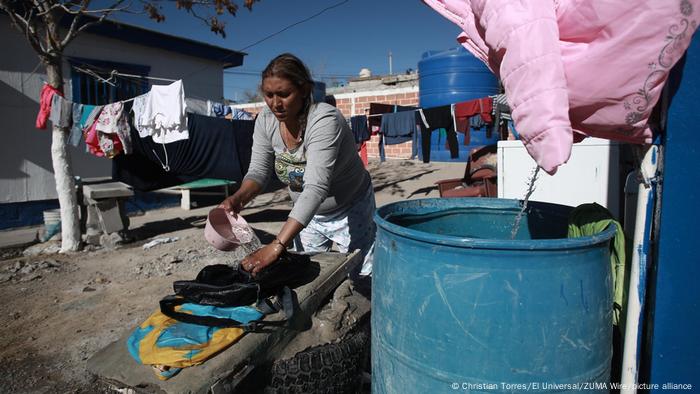 Una mujer lava ropa a mano en Ciudad Juárez, México.