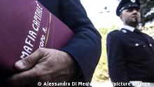 Roberto Iacopos Anwalt Fabrizio Gallo kommt zum Gericht auf dem Clodio-Platz neben einem italienischen Polizisten, vor Beginn des so genannten Mafia Capitale Prozesses. (zu dpa KORR «Italiens Wirtschaft in Geldnot - Wenn die Mafia zur Kreditbank wird) +++ dpa-Bildfunk +++