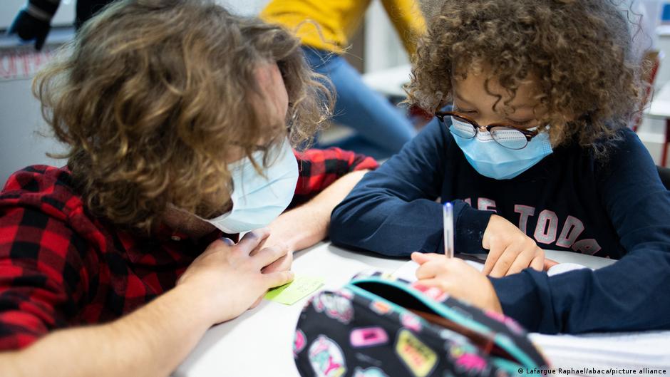 Alaloym Sth Gallia Me To Anoigma Twn Sxoleiwn Politikh Dw 23 04 2021